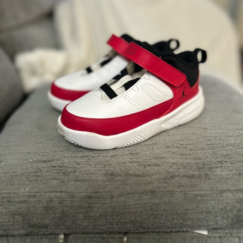 Nike Jordan max aura toddler size 9